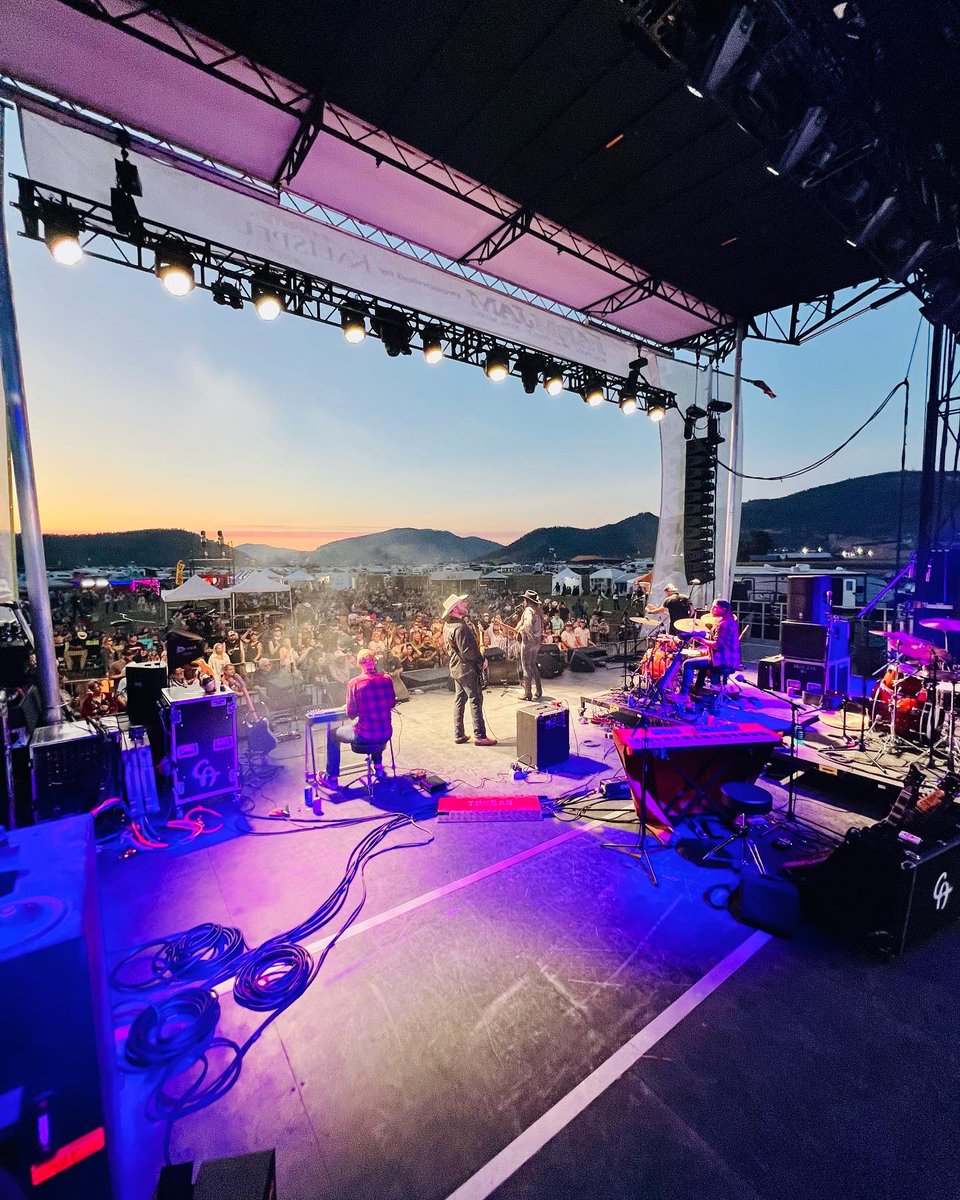 BriBagwell's tweet photo. @farmjamfestival was rad. Washington is gorg. Lucky to meet and be surrounded by incredible talent. One more in Marysville, WA tonight with our Drifters fam! Show at 6 at @5RightsBrewing . $15! @lowdowndrifters #colbyacuff @WarHippies https://t.co/D2JSzq0vnv