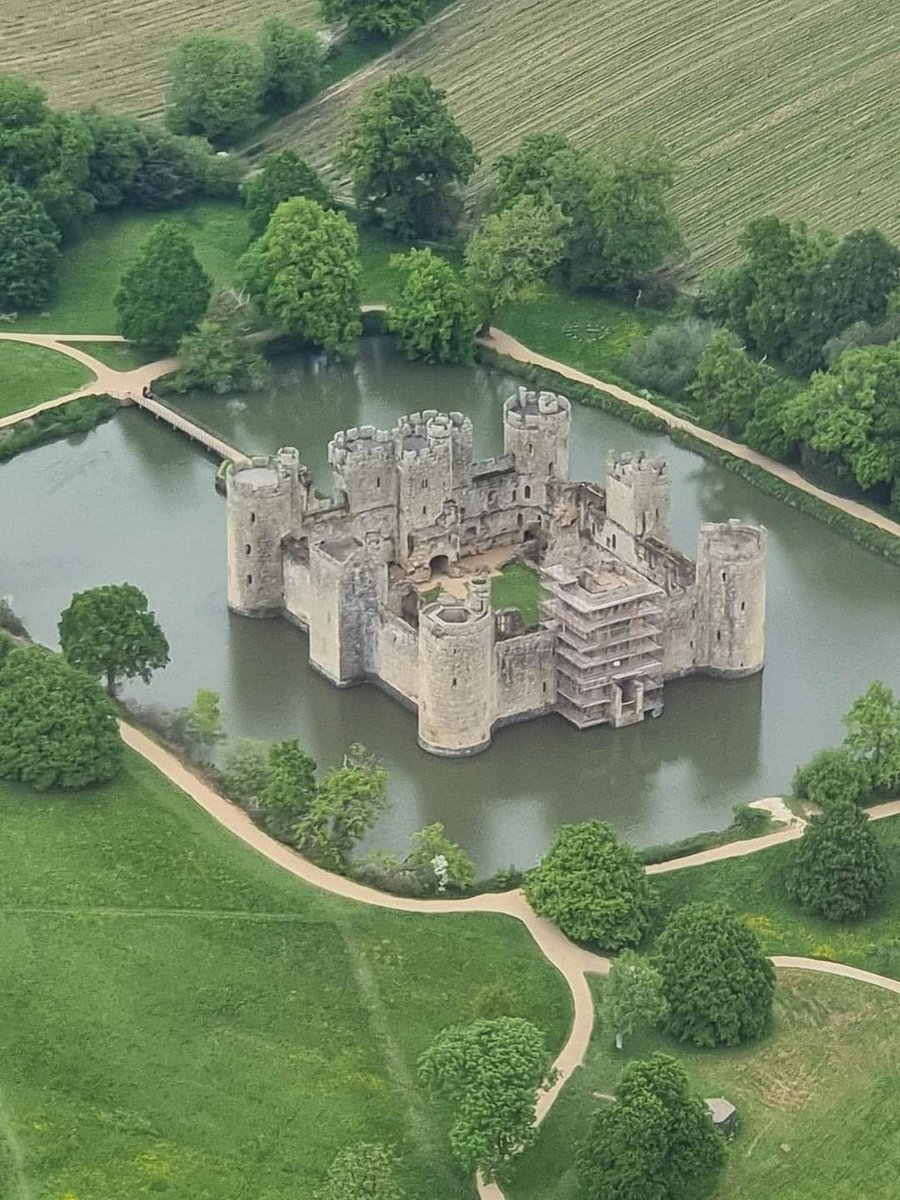 IpsllcR's tweet photo. Bodium Castle View from the Air. East Sussex 🏰 https://t.co/p7mypmY7Ia