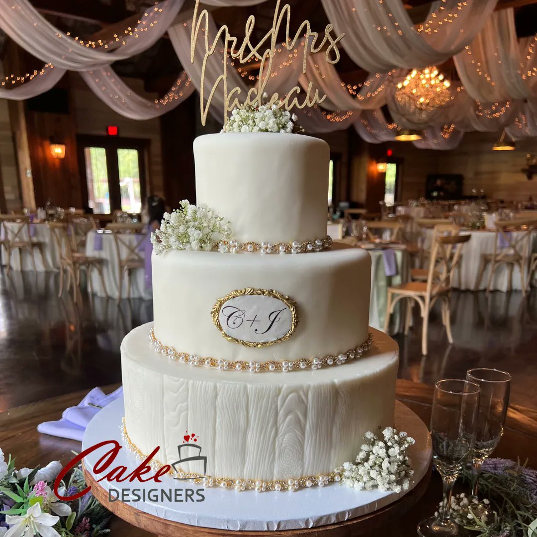 CakeDesignersPA's tweet photo. Are you looking for a rustic but elegant approach to your wedding design? We can help you design a cake from scratch that complements your venue and your taste. Give Patty a call at 407-314-4693.

#rusticwedding #allwhitecake #elegant #helenflorida #floridawedding #fairytale https://t.co/a9a8Cn75AC