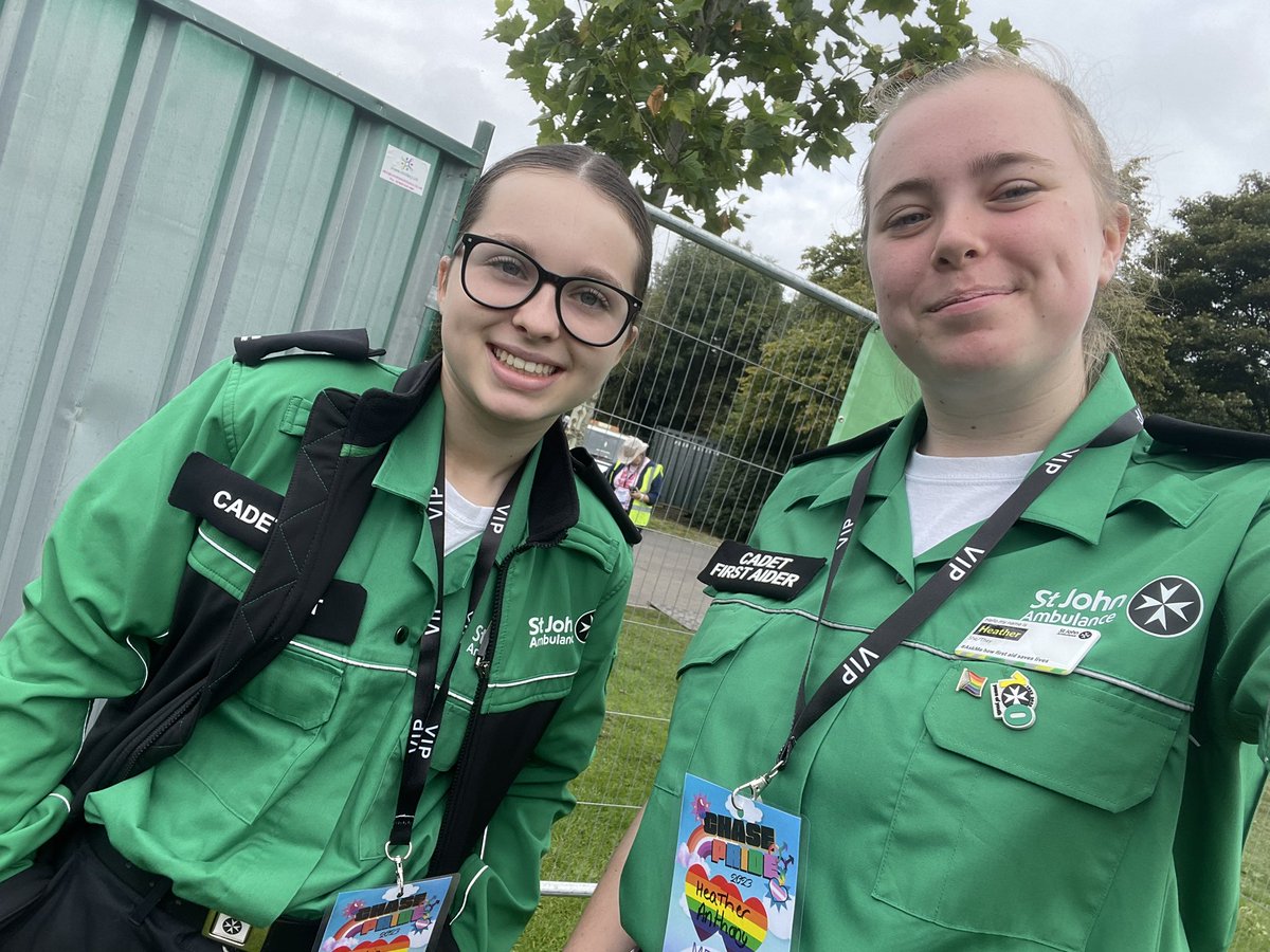 HeatherA_2019's tweet photo. Today I’ve been out volunteering at Chase Pride 🏳️🌈🏳️⚧️
It’s been a wonderful sunny day and a great event💚
#SJApride @SJASSWYouth https://t.co/nlFEJp4Ufk