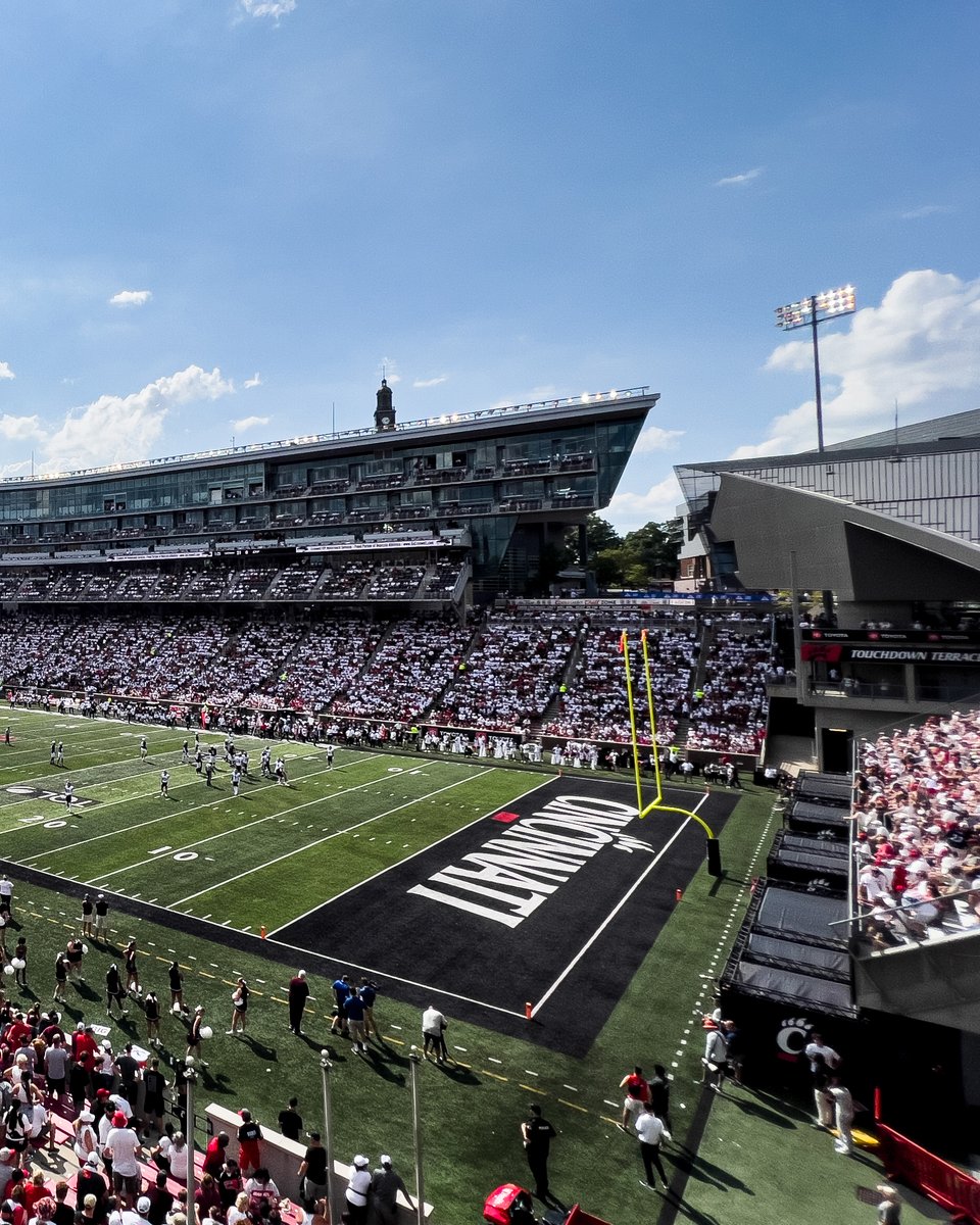 GoBEARCATS's tweet photo. Welcome home, Cincinnati. 🤍🏟️🤍

#Bearcats | @GoBearcatsFB https://t.co/0pn7VrznIO