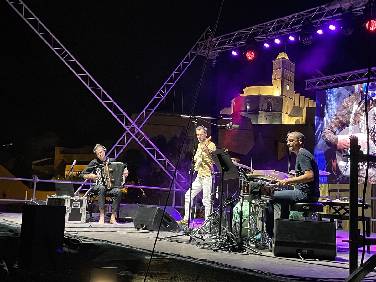 I, ara sí, ha arribat el moment de rebre als caps de cartell de l’última nit del festival! Vincent Peirani Trio ‘Jokers’ posen la cirereta al festival d’enguany!  

#EivissaJazz2023