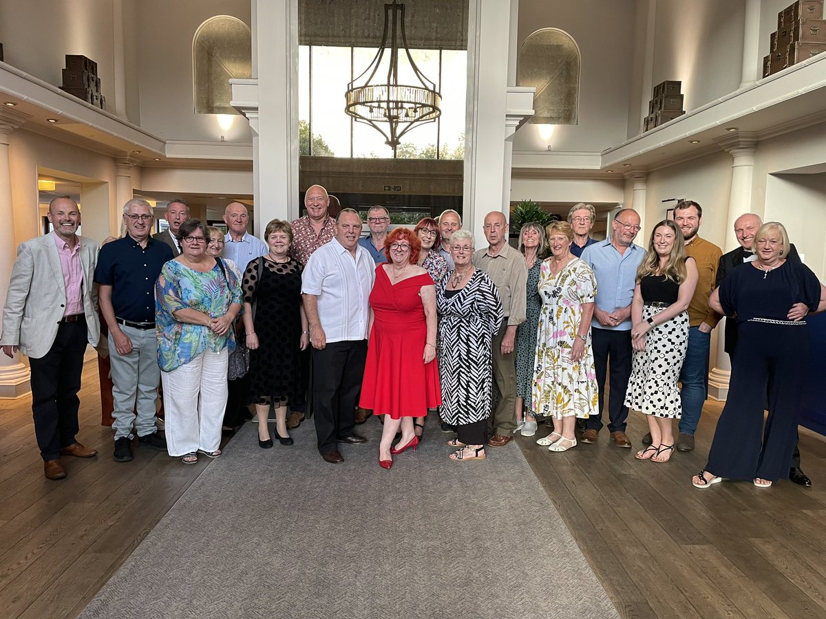 A lovely evening entertaining Clare, Pete and their friends at  their 40th wedding anniversary. #magic #magician #weddinganniversary #closeupmagic #atrollingmagic #familyparty #oxformagic #oxfordmagician #danhudsonmagician #eventprofs #cabaret #cabaretmagic #cabaretmagician