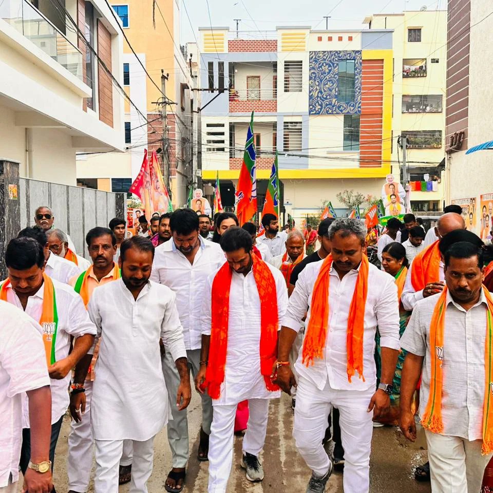 Krishna81301445's tweet photo. Door to Door Campaigning in Chandanagar Division Rajendar Reddy Colony , Suraksha Enclave ,Suraksha Hills ,Satya Enclave by Ravi Kumar yadav Anna . https://t.co/uj6ZNHarCy