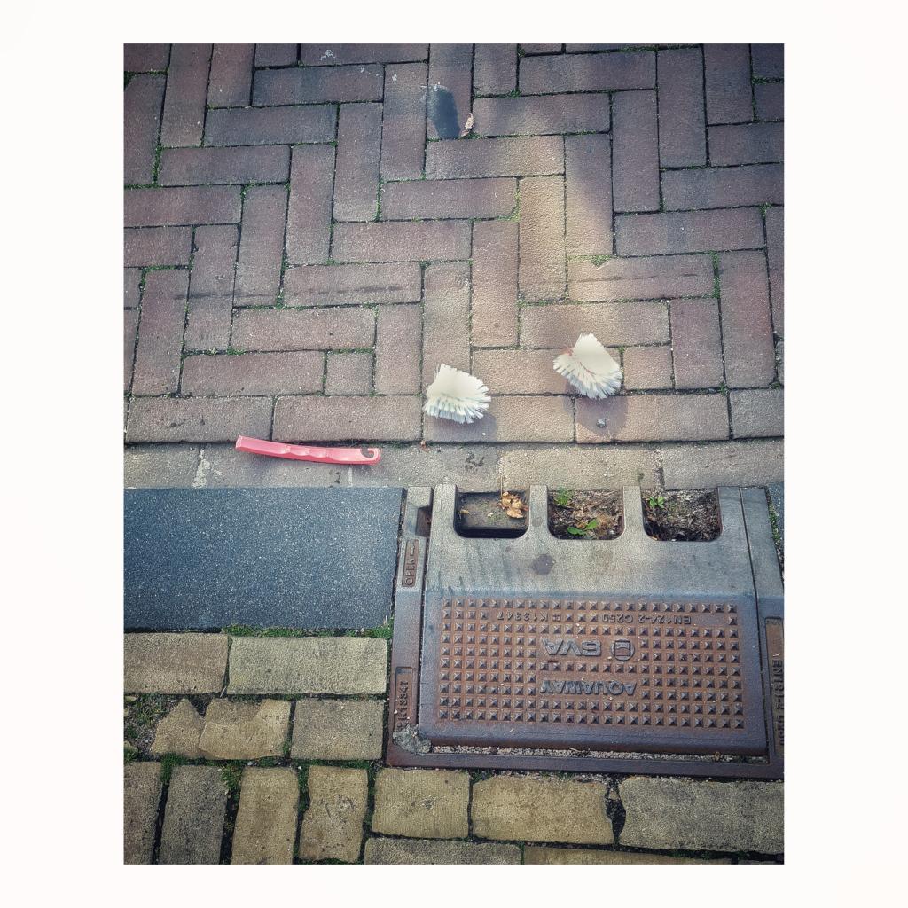 Rare kwast 😊
.
#afwaskwast #put #street #straat #straatfotografie #washingupbrush