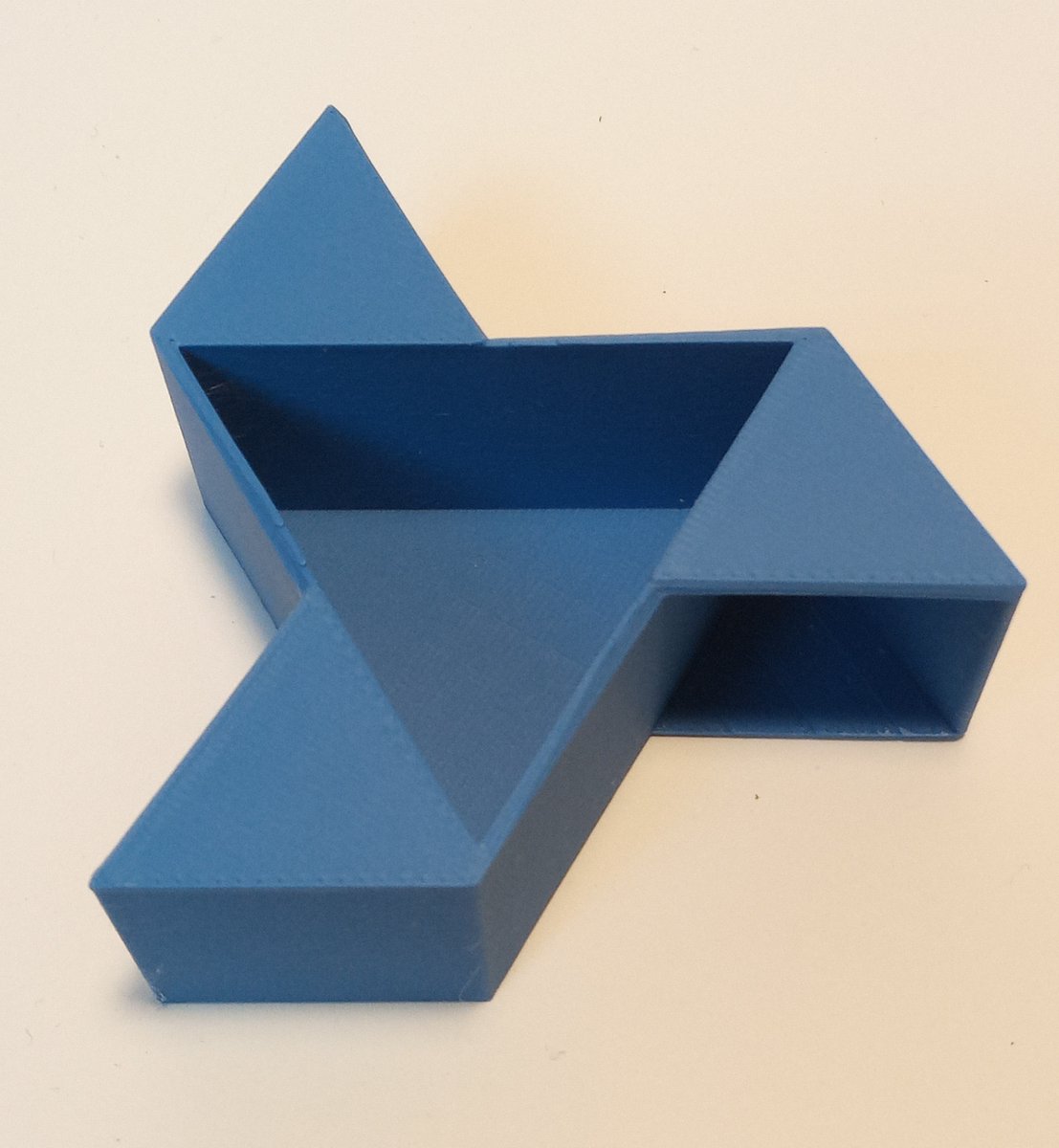 AlbertPCarpent1's tweet photo. 3D printed monosurface: 1 sided surface (left). 3D printed autolink: self intersecting link (right). #mathart #math #art #3dprinting #3dprintingmath #3dprintingart #3dprintingmathart https://t.co/PQmgsXPdm7