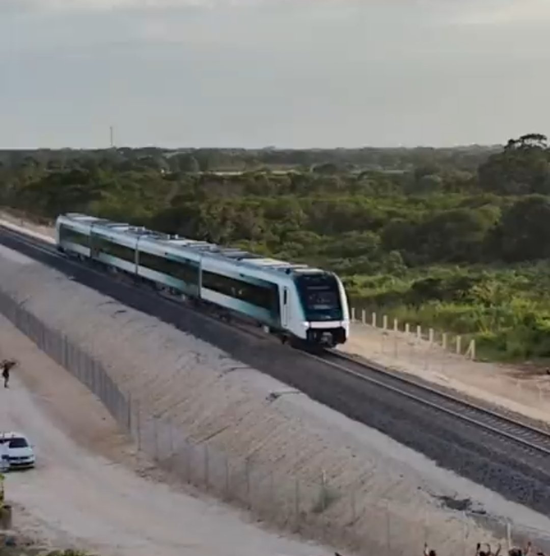 Cuervomick's tweet photo. Mira..

Así se ven $373,000,000,000.00 (trescientos setenta y tres mil, millones de pesos)

Estás satisfecho? 

Eso sin contar la selva que costó.

Te gusta ciudadano? Así quieres que se usen tus impuestos?. Por cierto, no será rentable ni en 2 generaciones, seguirás pagando x el https://t.co/rCvzmCwuWZ