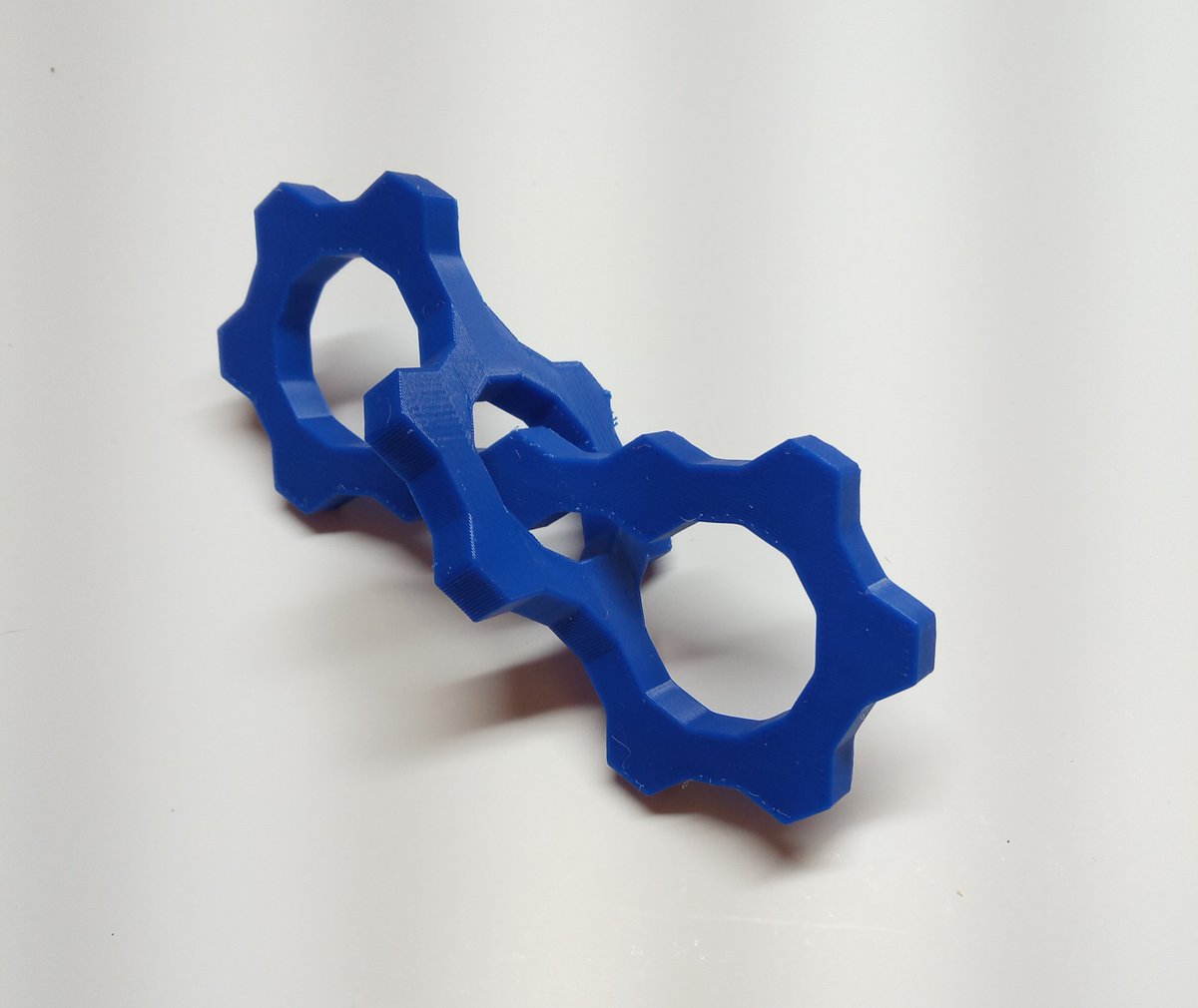 AlbertPCarpent1's tweet photo. 3D printed monosurface: 1 sided surface (left). 3D printed autolink: self intersecting link (right). #mathart #math #art #3dprinting #3dprintingmath #3dprintingart #3dprintingmathart https://t.co/PQmgsXPdm7