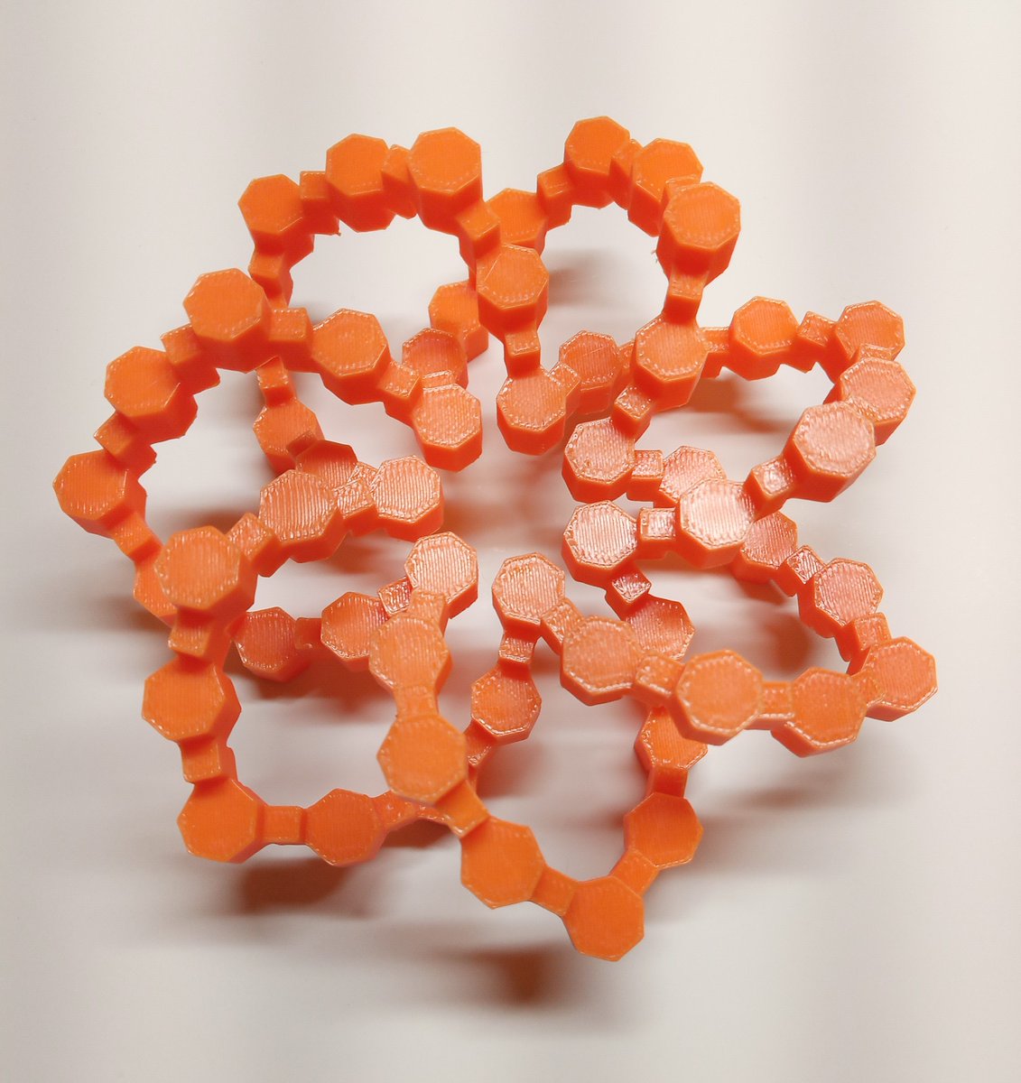 AlbertPCarpent1's tweet photo. 3D printed walkabout heptacyclic knot. Inspired by Robert Fathauer. #mathart #math #art #3dprinting #3dprintingmath #3dprintingart #3dprintingmathart #knottheory #topology https://t.co/OonZYWUWlD