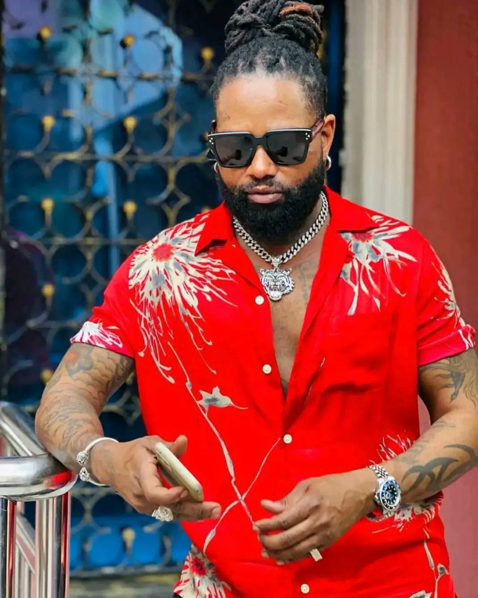 MMCrdc243's tweet photo. 🚨Ferre Gola remporte le prix de meilleure chanson de l'année aux Shinning Star Africa Awards 2023 en Afrique du Sud, grâce au titre "BIZORBI", informe Trésor Kongolo, son directeur de Marketing. 🇿🇦 https://t.co/Pvqqqsq8ro