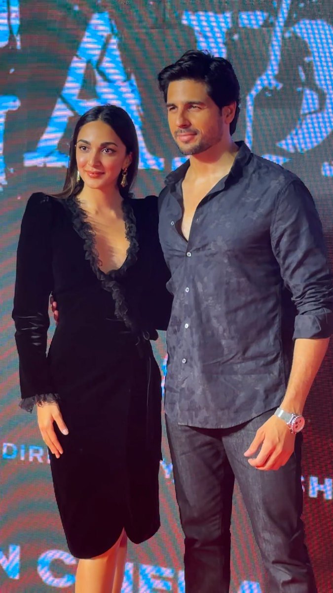 Pyaar ka rang is on!!😍🫶🏻 Smiling and blushing, perfect when together ❤️

#KiaraAdvani #siddharthmalhotra