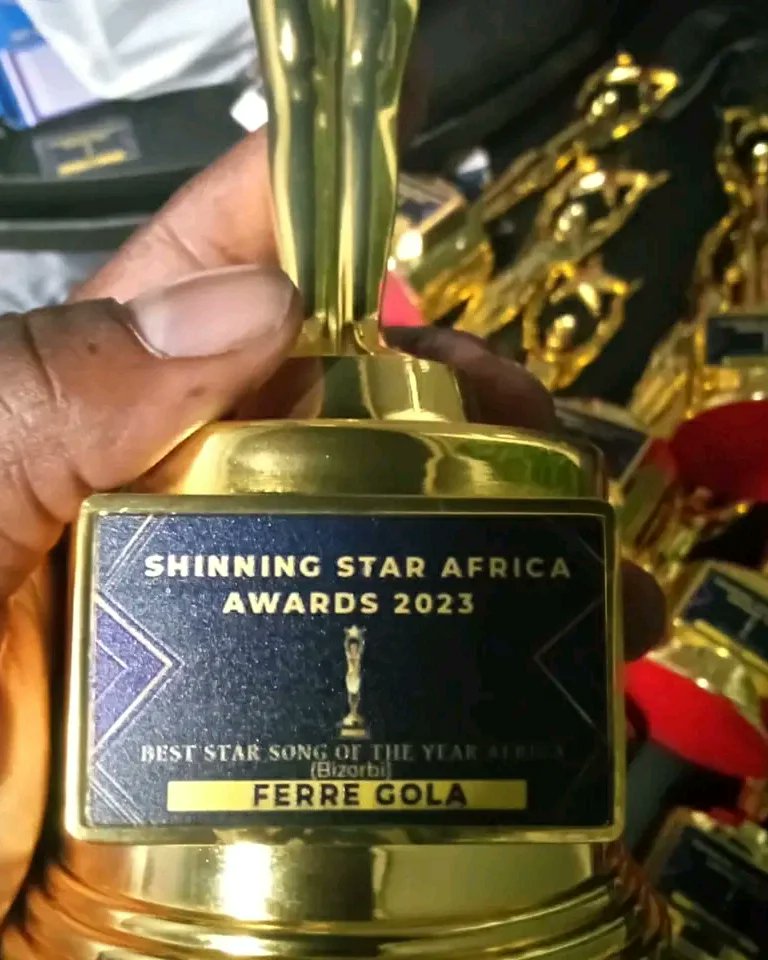 MMCrdc243's tweet photo. 🚨Ferre Gola remporte le prix de meilleure chanson de l'année aux Shinning Star Africa Awards 2023 en Afrique du Sud, grâce au titre "BIZORBI", informe Trésor Kongolo, son directeur de Marketing. 🇿🇦 https://t.co/Pvqqqsq8ro