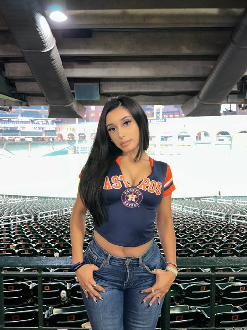 🛸👩🏻&zwj;🚀🚀🌃⚾️ https://t.co/vOwbafaKSC