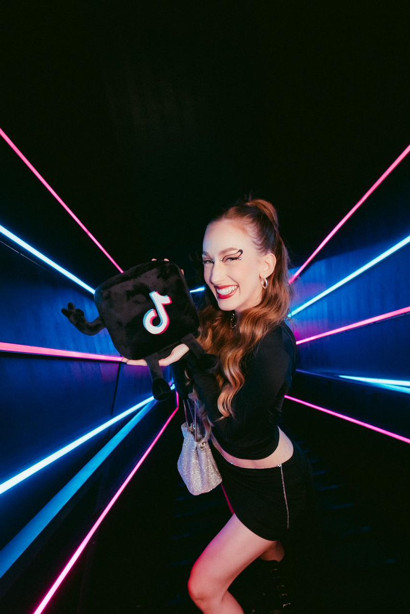 hoje meu Lounge dos TikTokers no #TheTown2023 tá desse jeitinho, só os maiorais <a href="/Larasantana_eu/">Lara Santana</a> <a href="/gabiadie/">gabiadie</a> <a href="/euvitty/">ѵıттy</a> e <a href="/SanttiRenata/">Renata Santti</a> 💜✨