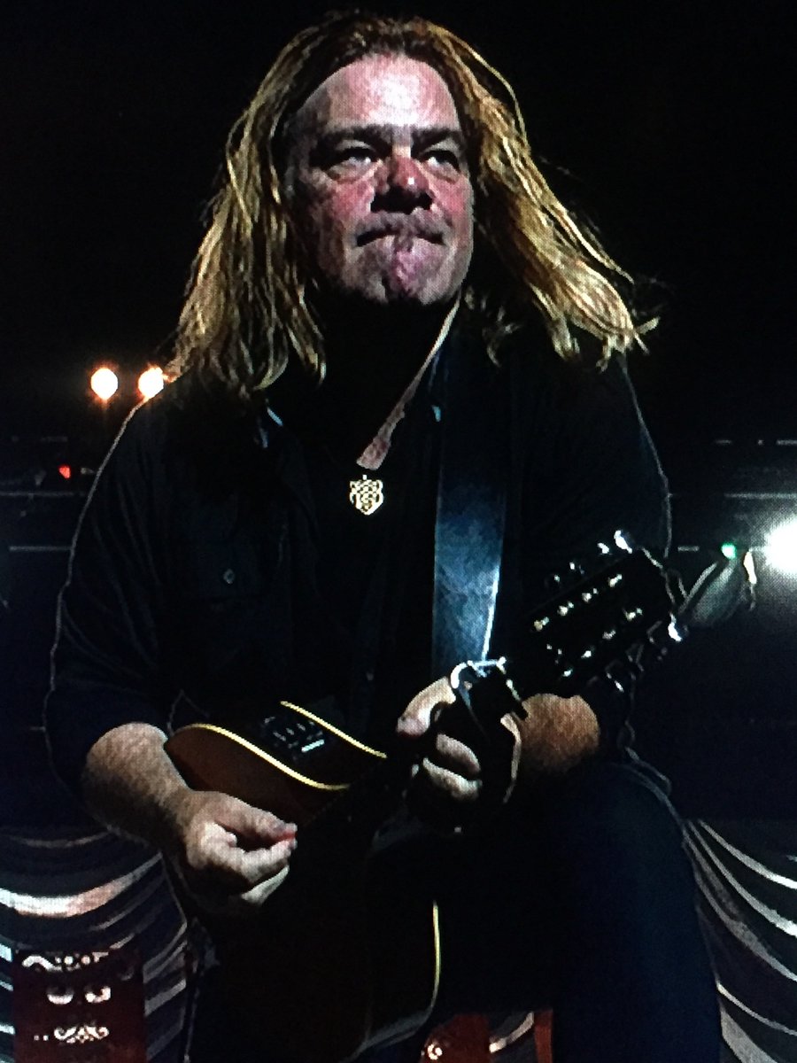 RoxanneCWhiting's tweet photo. .@alanthomasdoyle You are a Rock Star!  What a great line up of artists you had at Budweiser Stage   Thank you  for an amazing night out.  Do you think you’d ever have you back drop set up like a huge Kitchen? #KitchenPartyDoyleStyle https://t.co/5KLfhhv9DG