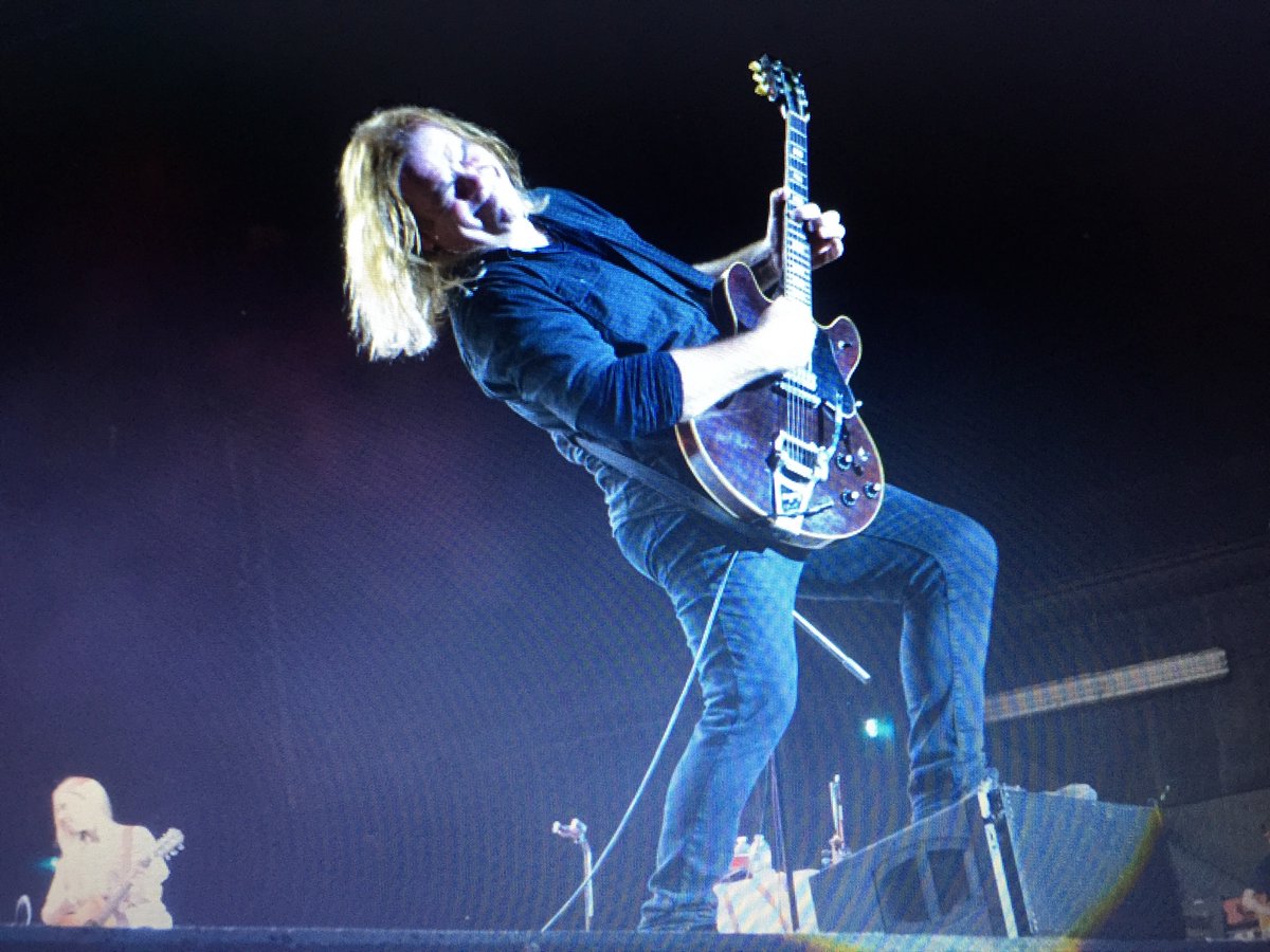 RoxanneCWhiting's tweet photo. .@alanthomasdoyle You are a Rock Star!  What a great line up of artists you had at Budweiser Stage   Thank you  for an amazing night out.  Do you think you’d ever have you back drop set up like a huge Kitchen? #KitchenPartyDoyleStyle https://t.co/5KLfhhv9DG