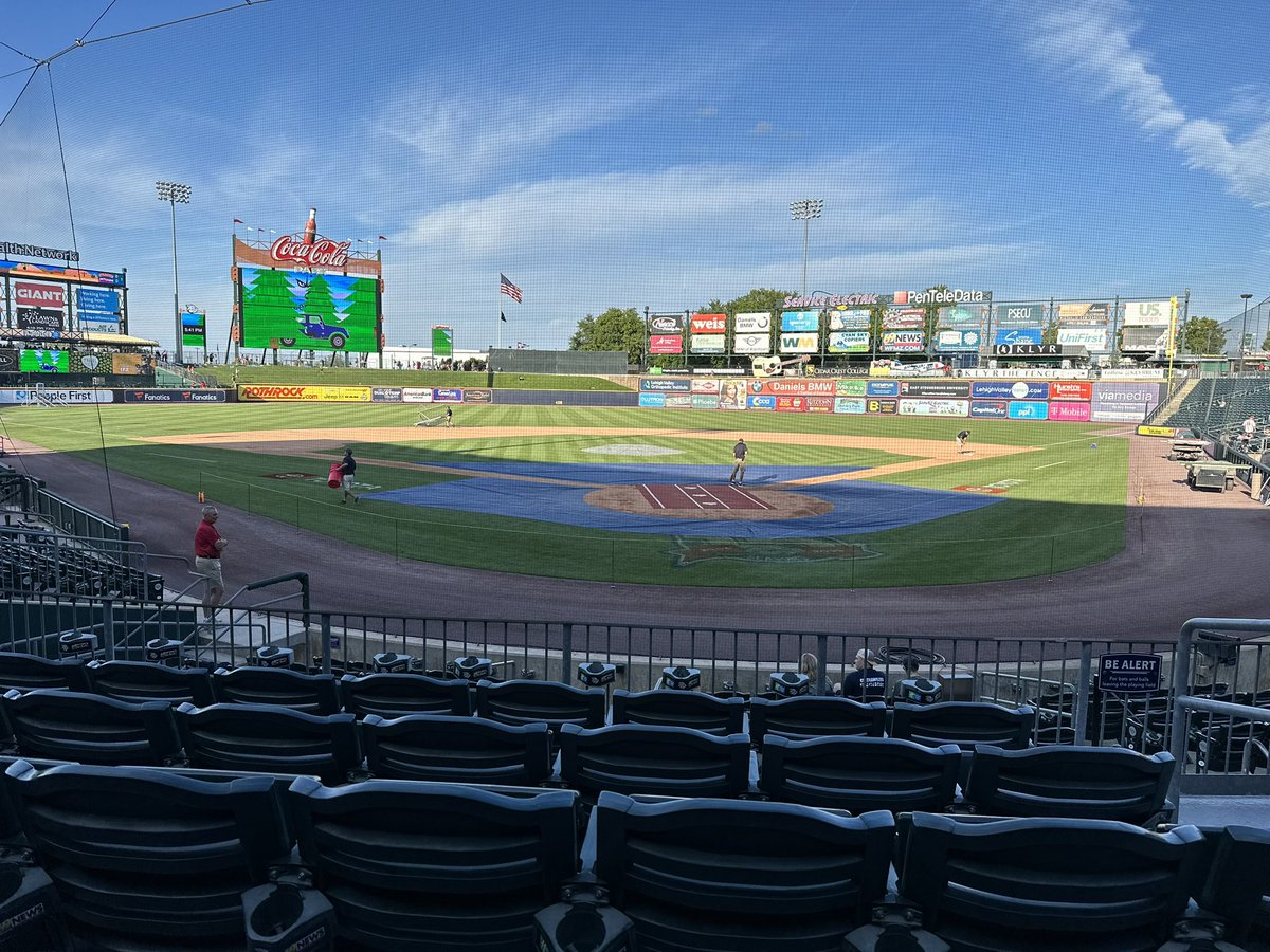 Back here at my old stomping grounds.  While I miss announcing <a href="/ChoatesNotes/">Justin Choate</a> is rocking it!
Go pigs! #gopigs #IRONPIGS  #milb