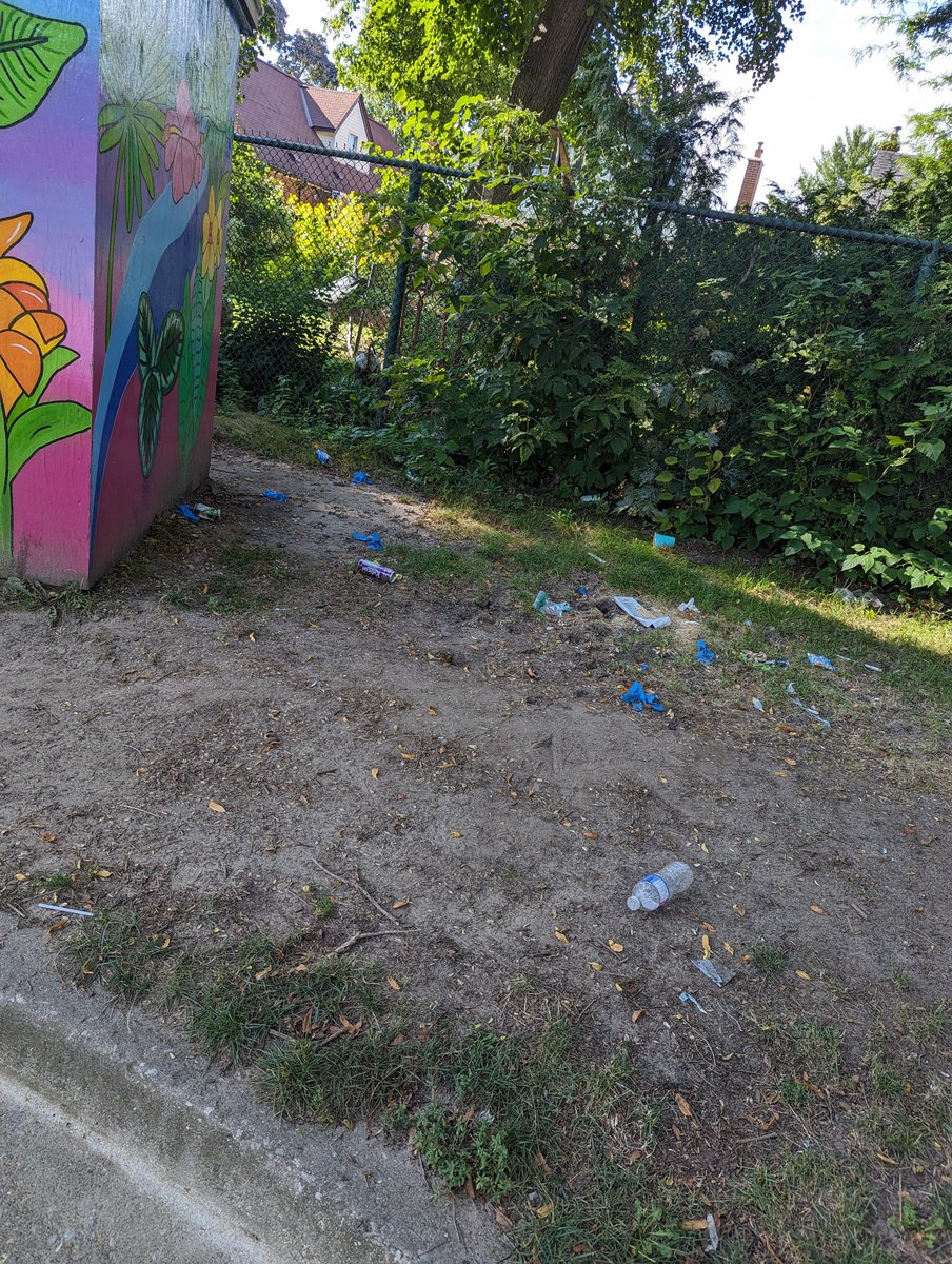 4CleanTO's tweet photo. @311Toronto please ask your staff at Sunnylea Park wading pool to clean the mess they did. Thanks! https://t.co/2y9vFn0E2q