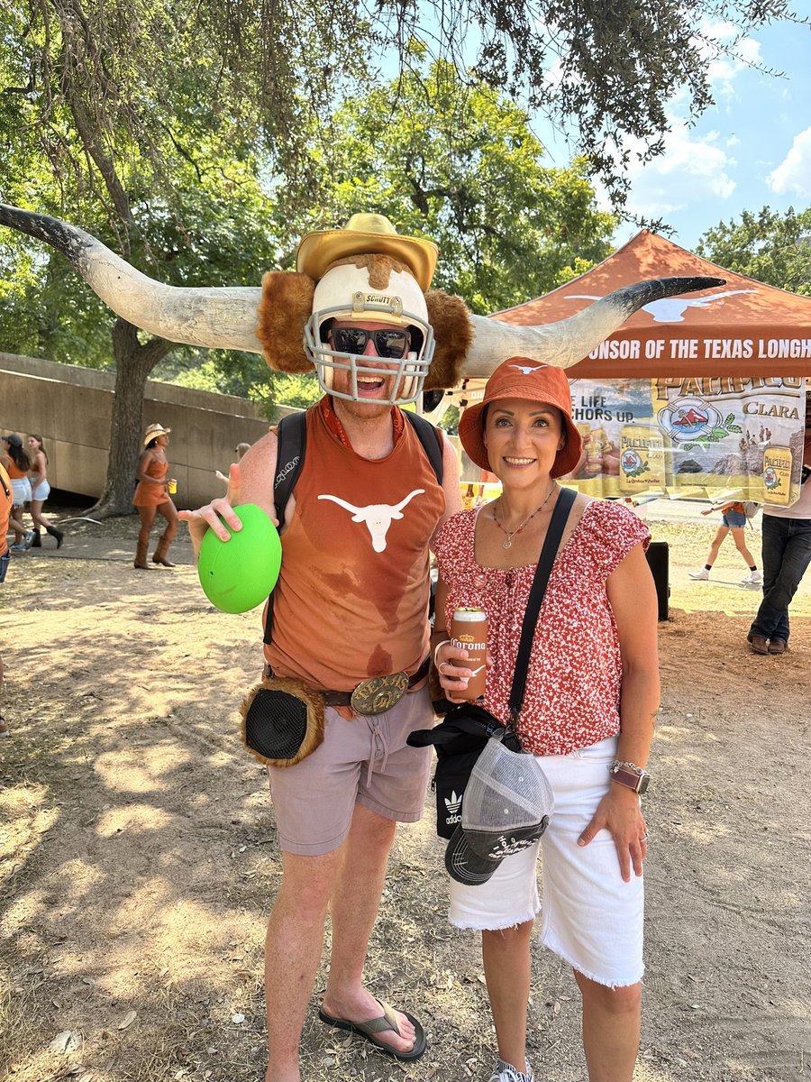 Tail gaiting at the UT vs Rice football 🏈 game!!! <a href="/UTexasGlobal/">Texas Global</a>