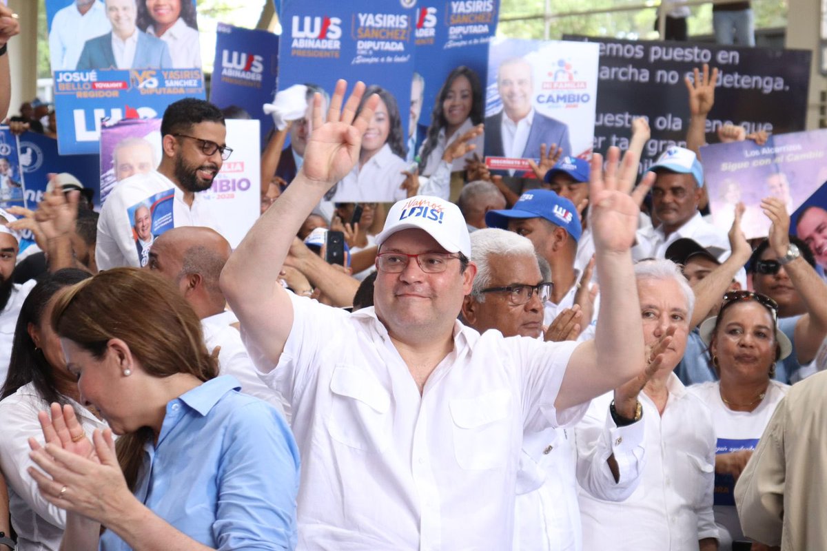 SanzLovaton's tweet photo. ¡Seguimos! El liderazgo de @luisabinader también se siente en Los Alcarrizos. 

#NiVuelvenNiVan
#ElCambioSigue
#Luis24
@PRM_Oficial https://t.co/ShqC2BZWiX