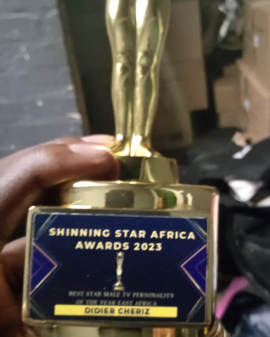 cherizdidier's tweet photo. Instant JOBOURG 🇿🇦

Vous avez cru en moi, Merci🙏🏾 
Vous m’avez voté , Merci 🙏🏾 
Et grâce à vous je viens de rafler le prix 🏆 de MEILLEURE PERSONNALITÉ AFRICAINE DE TÉLÉ  DE L’ANNÉE 2023 décerné par le #Shining_stars_africa_awards en #Afrique_du_sud 🇿🇦 https://t.co/gBDgbn9jdz