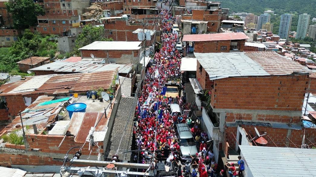 NicolasMaduro's tweet photo. Gracias a la parroquia El Valle de mi bella Caracas por el despliegue de alegría que realizaron desde el sector El Topito hasta Bruzual, en defensa de la Patria. Este pueblo aguerrido contará siempre con mi apoyo. ¡Sigan en las calles en defensa de la unión! Esto es lo afirmativo venezolano.