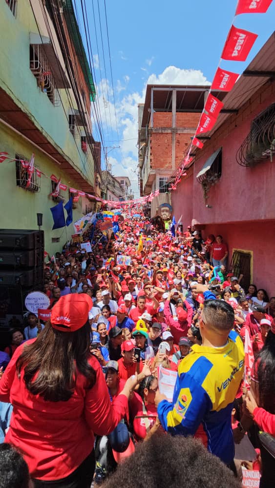 NicolasMaduro's tweet photo. Gracias a la parroquia El Valle de mi bella Caracas por el despliegue de alegría que realizaron desde el sector El Topito hasta Bruzual, en defensa de la Patria. Este pueblo aguerrido contará siempre con mi apoyo. ¡Sigan en las calles en defensa de la unión! Esto es lo afirmativo venezolano.