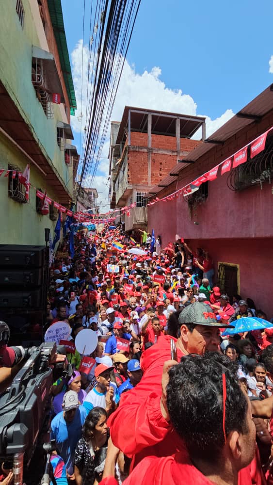NicolasMaduro's tweet photo. Gracias a la parroquia El Valle de mi bella Caracas por el despliegue de alegría que realizaron desde el sector El Topito hasta Bruzual, en defensa de la Patria. Este pueblo aguerrido contará siempre con mi apoyo. ¡Sigan en las calles en defensa de la unión! Esto es lo afirmativo venezolano.