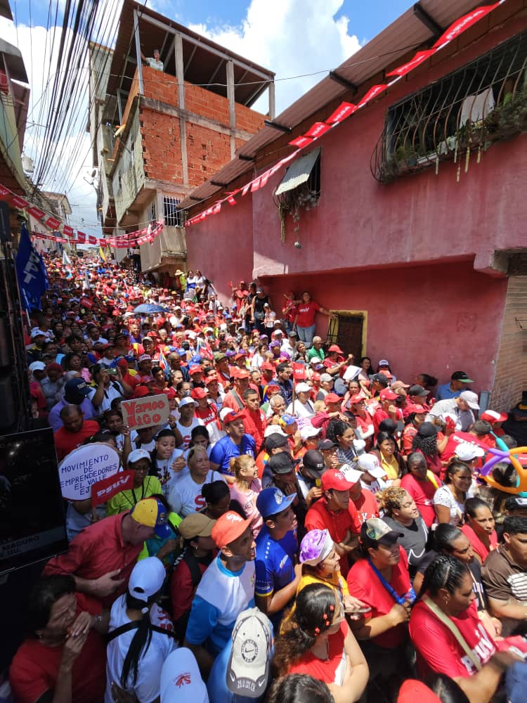 Gracias a la parroquia El Valle de mi bella Caracas por el despliegue de alegría que realizaron desde el sector El Topito hasta Bruzual, en defensa de la Patria. Este pueblo aguerrido contará siempre con mi apoyo. ¡Sigan en las calles en defensa de la unión! Esto es lo afirmativo
