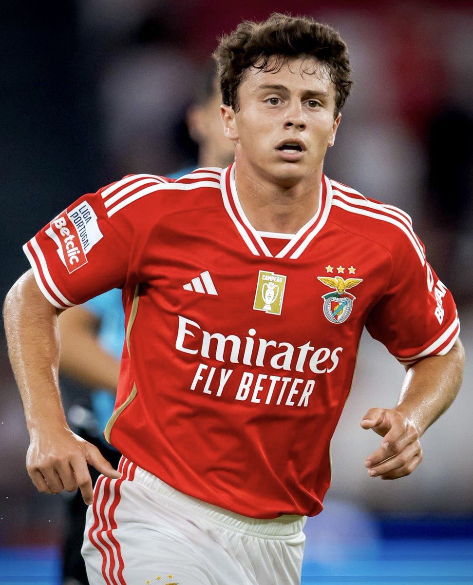 João Neves com 18 anos comanda o meio campo do Benfica, o que andavas tu a fazer com 18 ? 🔞