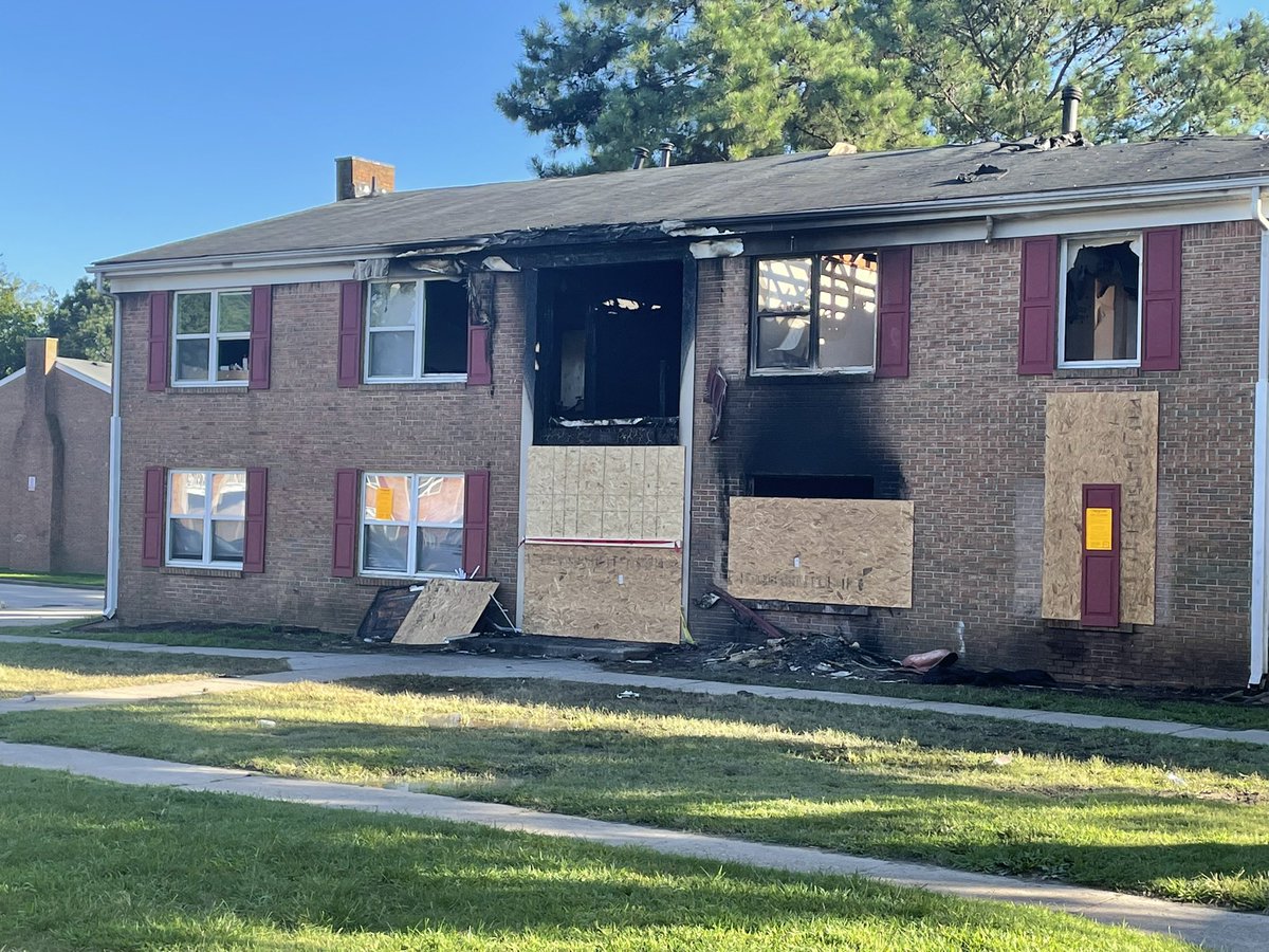 BMcIntoshNews's tweet photo. A fire in Chesapeake left 20 people displaced. Here’s a look at some of the damage: https://t.co/OXMJ4yD14I