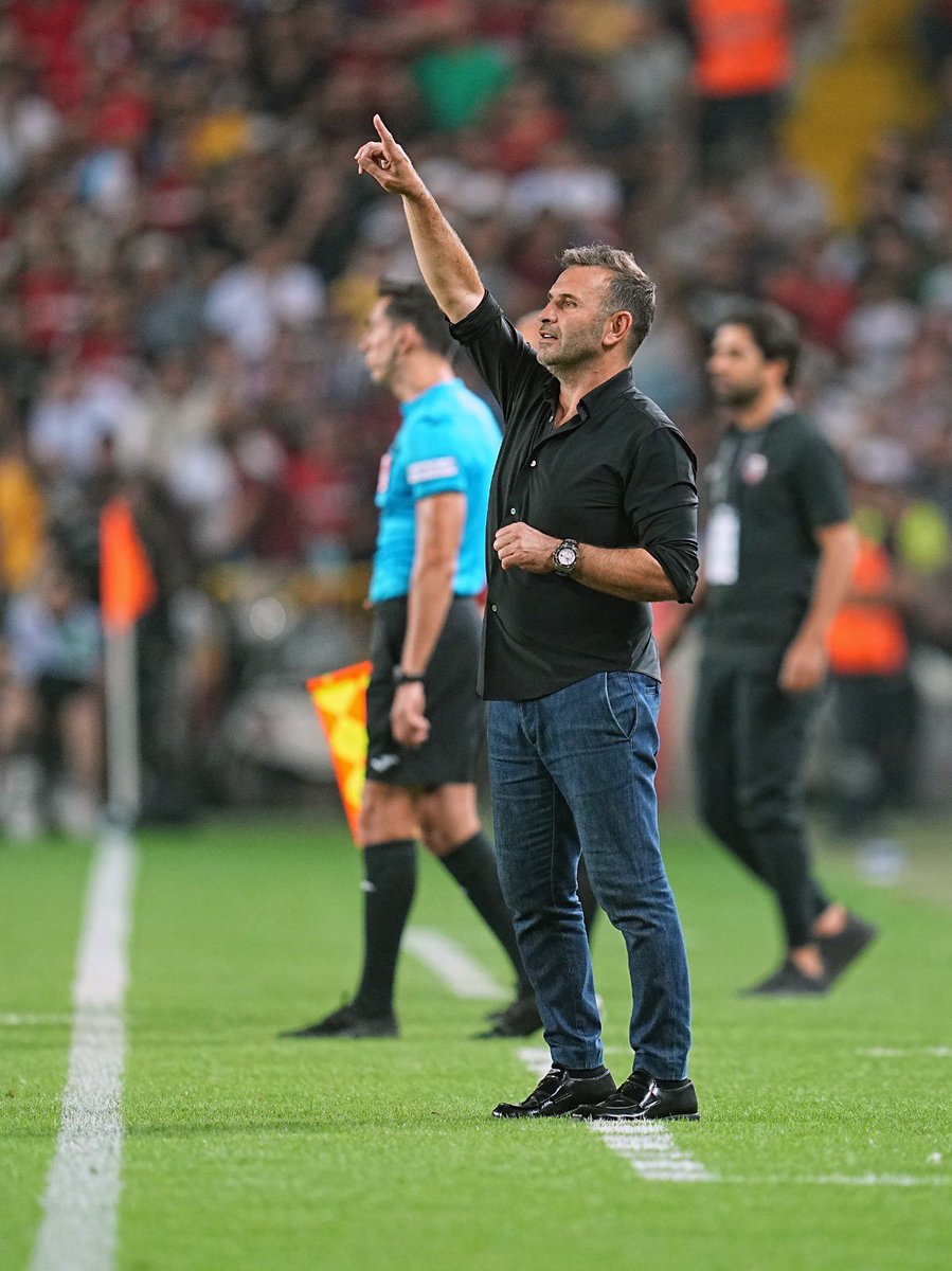 🧿 Kulüp tarihimizin, Süper Lig'de 30 galibiyete en kısa sürede ulaşan (39 maç) teknik direktörü: OKAN BURUK! 🧣