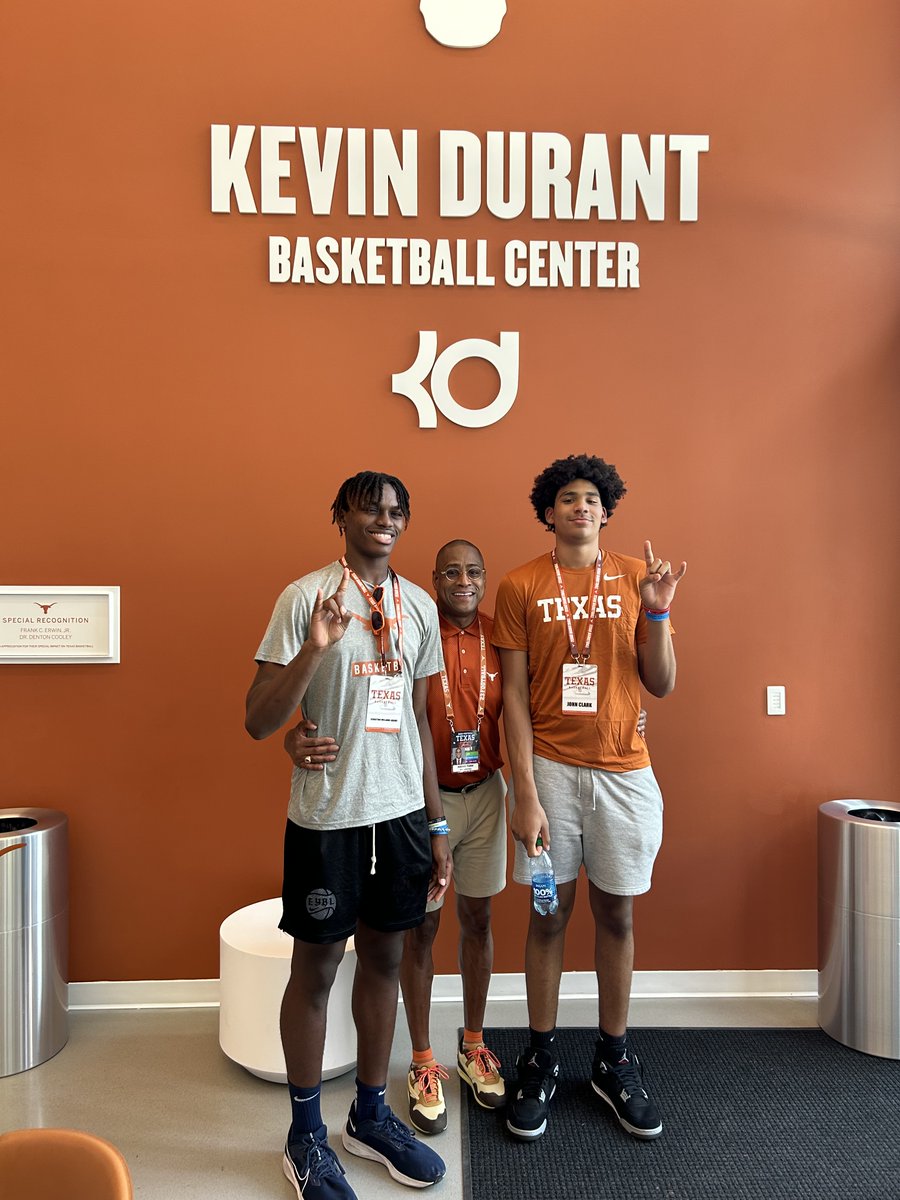 Texas is hosting several 2025 recruits on campus for unofficial visits today: 4⭐️ PG Kingston Flemings 4⭐️ PF John Clark 4⭐️ SF Sebastian Williams-Adams All are from the Lone Star State.