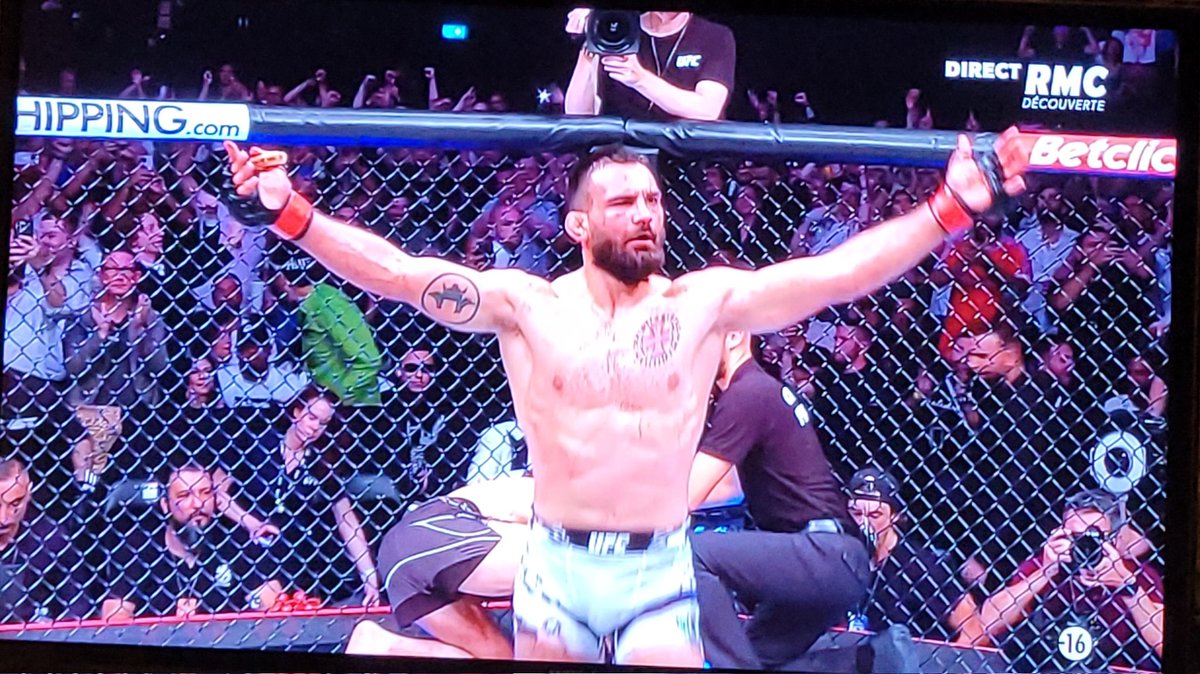 hussard93's tweet photo. Félicitations à @BenoitSt_Denis pour son impressionnante victoire à #UFCParis ! 💪🇫🇷
#Gloire à cet ancien du 1er #RPIMA, vrai guerrier des temps modernes, qui incarne de nombreuses valeurs au delà de ses combats.🇫🇷
#France #Armee #MMA https://t.co/63VpcDwzw6