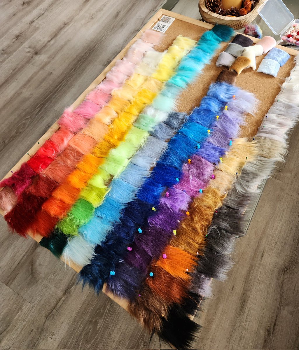 VintageWilds's tweet image. Thank you @MofuMofuFursuit! So many colors it needed it's own board 😍