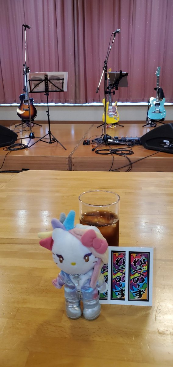 hanami2626's tweet image. ＃Pignose✨🌻
＃太田仁子✨さん🎤
＃竹中俊二✨さん🎸

とってもステキでした🥰
目の前で聴ける🎵🍀

ストラップを身に付けて♨️
何かあるの？
夕方♨️でご一緒に　とっても良かった🎵🎤🎸　教えてくださってありがとう😆💕✨

旅には✨＃Yoshikitty💝😸

竹中さん作🌻イラスト💗

＃沼尻温泉✨＃猪苗代