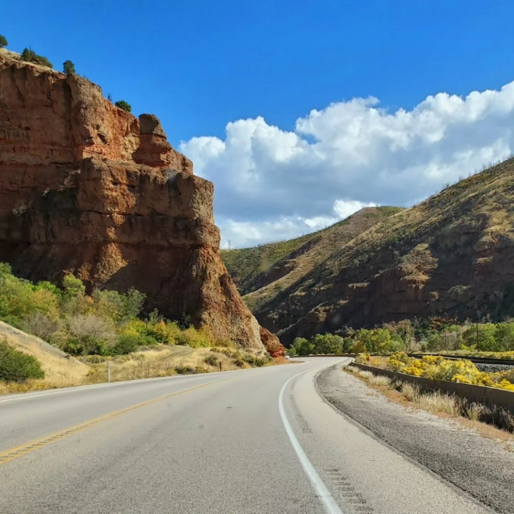 Driving in Utah is delightful. Different amazing scenery around every bend in the road. It is so diverse from mountains to desert. #Utah #roadtrip #driveutah #drivingutah #usa #usaroadtrip