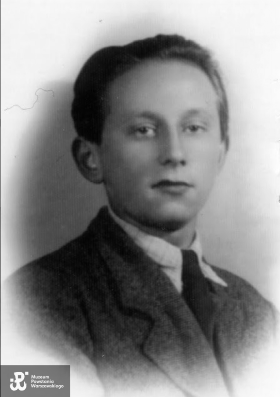 WW2girl1944's tweet photo. #OTD in 1944, 17 year old Waldemar Galiszkiewicz, codename, "Waldek" was killed during the defence of Sadyba during the #WarsawUprising.
His older sister Stefania, a nurse, was killed a few days earlier on 30 August and his older brother Ryszard was also killed in the Uprising.
#History #WW2