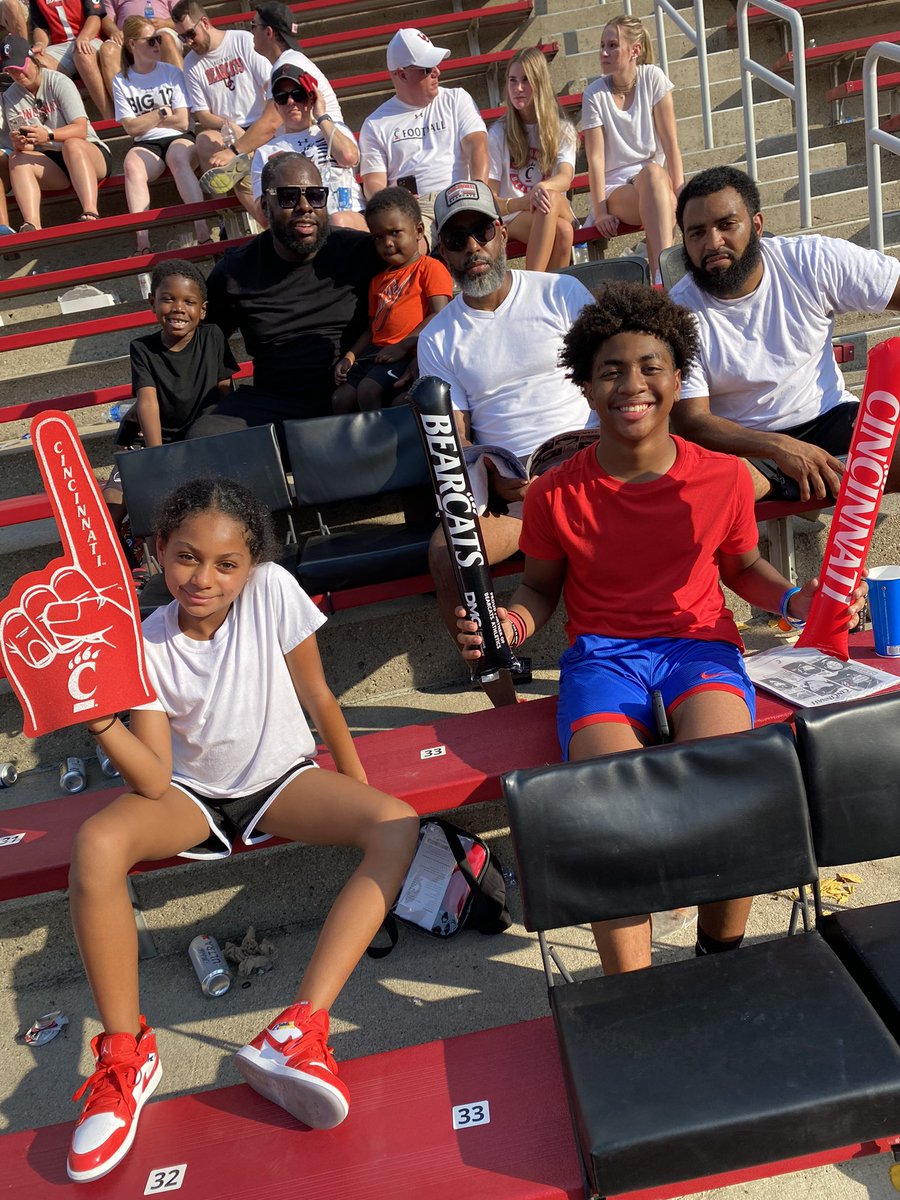 InsanaC's tweet photo. UC #Bearcats Football vs EKY today https://t.co/uDNihu5WOS