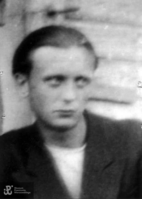 #OTD in 1944, 17 year old Waldemar Galiszkiewicz, codename, "Waldek" was killed during the defence of Sadyba during the #WarsawUprising.
His older sister Stefania, a nurse, was killed a few days earlier on 30 August and his older brother Ryszard was also killed in the Uprising.