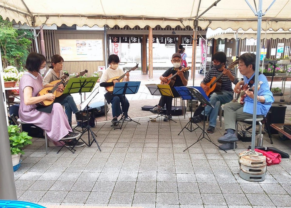 MandolinPoco's tweet photo. 最少メンバーでしたが無事ミニコン完了です。町家のお客さまはいつも歓迎モードで嬉しいです。
メンバーが伊予市役所前の交差点の近くで美味しい焼き鯖のお店を見つけたようです。食リポは次回！
#マンドリン　#ギター　#伊予市　#手づくり交流市場町家　#夢みらい館いつもありがとう https://t.co/vF5E5WBAhF