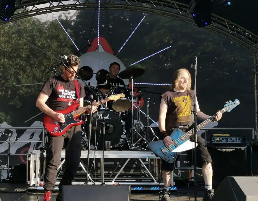 StephenBrown4TU's tweet photo. Fab day playing at #Codfest today with my band and thanks to Sam for having us back ๐๐๐ https://t.co/P3BlZWvKCI