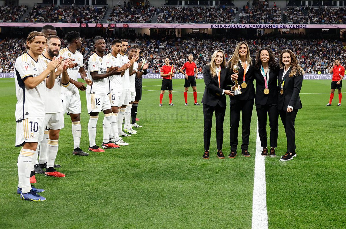 Best picture on the internet today!

All of Modric, Carva, Tchoua, Cama, Jude, Joselu, Alaba, Kepa gracefully clapping for Real Madrid Fem's World Champions who played pivotal roles in winning Spain the #FIFAWomensWorldCup .

This is what Olga, Misa, Ivana and Tere have earned🤍!