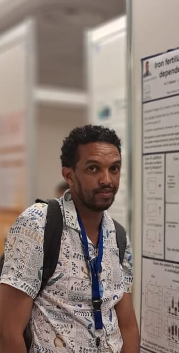 abililily's tweet image. Presenting my poster at #ENFC2023 in Naples, where we used nanoSIMS to understand the impact of nutrients on N2 fixation @BiogeoMPIBremen #youngscientist