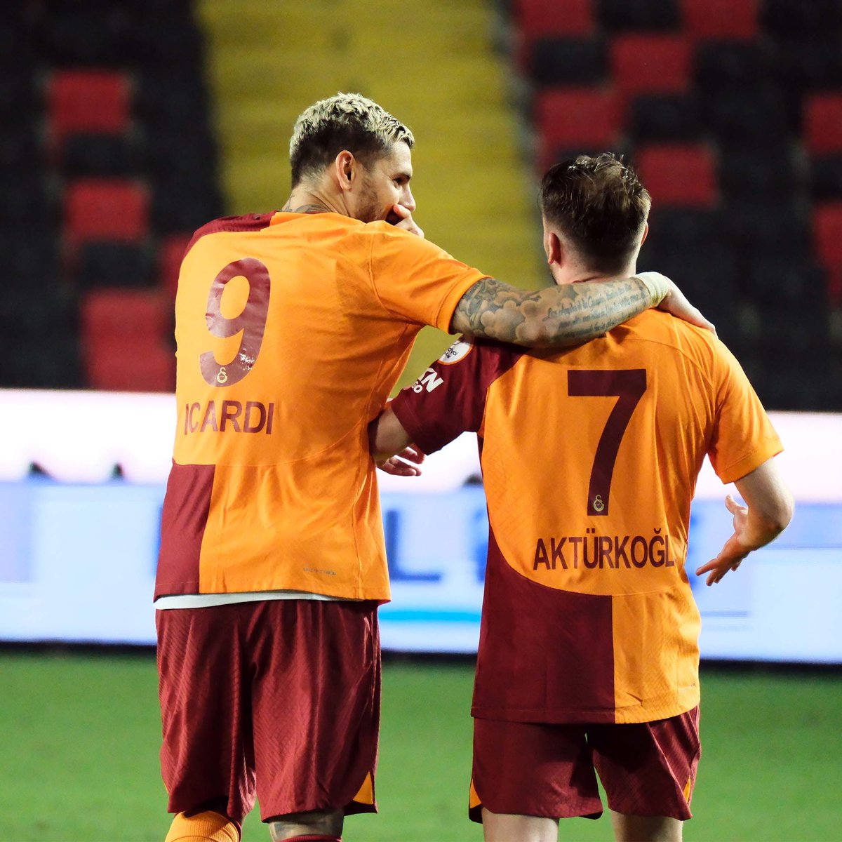 demarkesports's tweet photo. Kerem Aktürkoğlu: "Icardi ile saha içinde güzel bir konuşmamız oldu, şu an burada söyleyemem. Bana çok güzel dostluk, arkadaşlık, ağabeylik yapıyor. Beni çok rahatlatıyor. Ben de paslarımla onu rahatlatmaya çalışıyorum. Bugün de attı golünü, bilmiyorum kaç tane oldu ama duracak gibi görünmüyor." (TRT Spor)