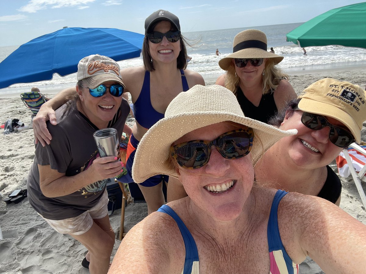 JanaSeutter's tweet photo. When college friends reunite…… https://t.co/EZIosV8yDs