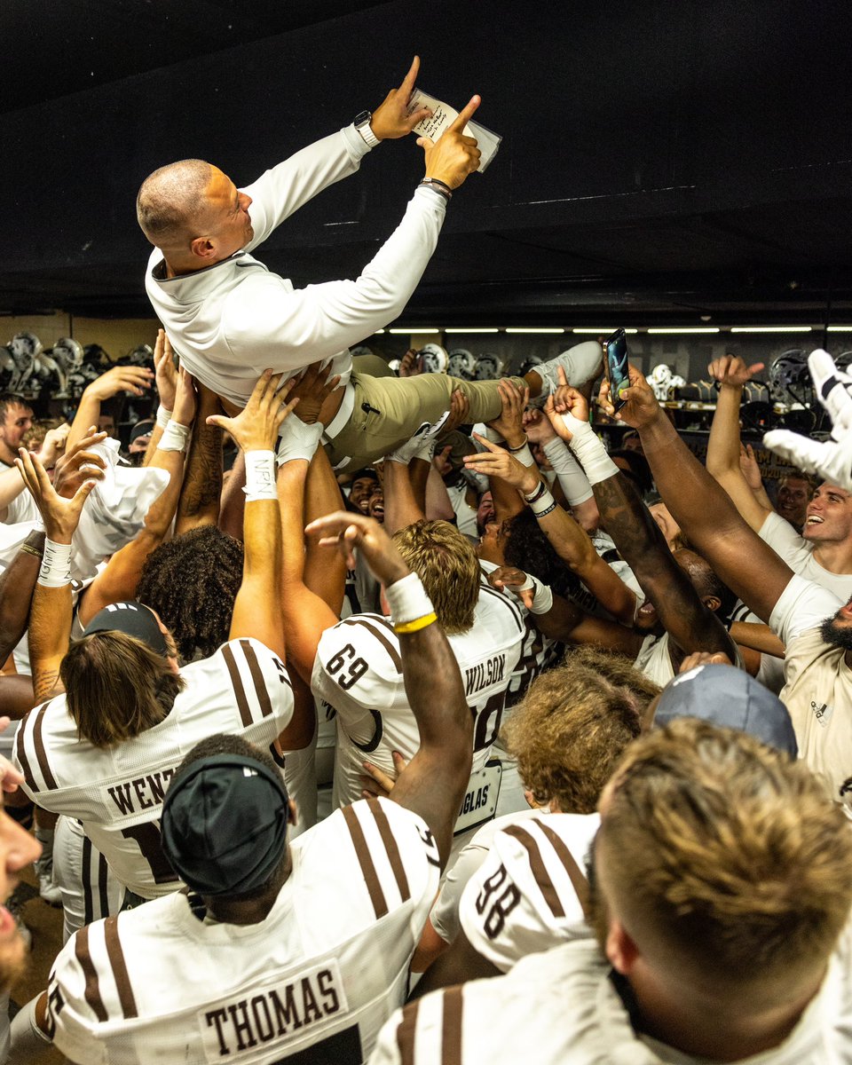 WMU_Football's tweet photo. First Win Frames 📸

#EAT | #BroncosReign https://t.co/h40uycLaun