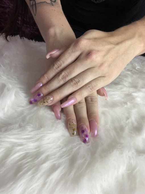Da new nails 💅 #weednails #birthdaynails https://t.co/aVEvNSKh9U<a href="/tag/weednails"class="tags">#weednails</a><a href="/tag/birthdaynails"class="tags">#birthdaynails</a>