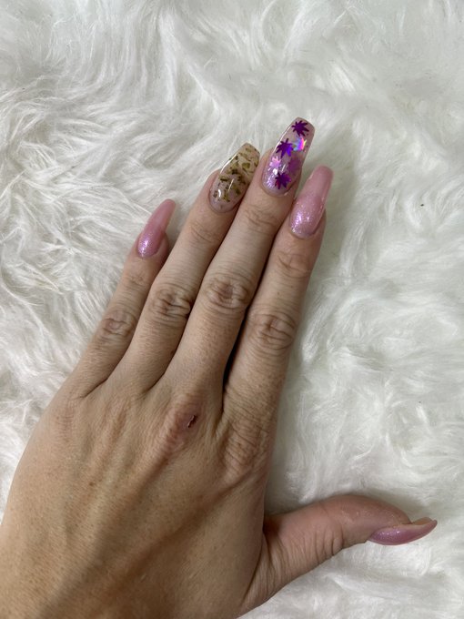 Da new nails 💅 #weednails #birthdaynails https://t.co/aVEvNSKh9U<a href="/tag/weednails"class="tags">#weednails</a><a href="/tag/birthdaynails"class="tags">#birthdaynails</a>