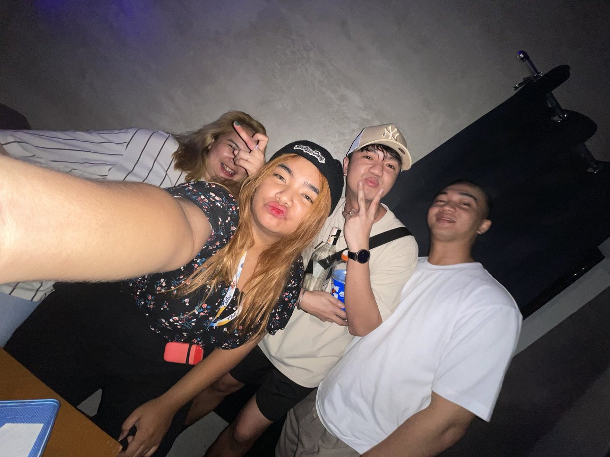 zeeng_'s tweet photo. In my happy girl/walwal era https://t.co/lnwLofRQ3l